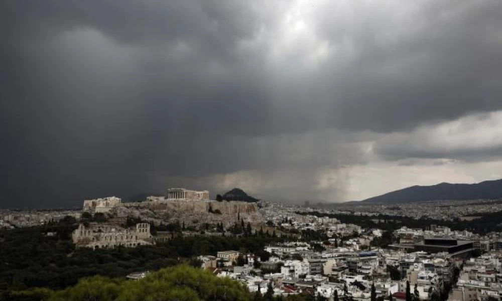 Καιρός: Σκοτείνιασε ο ουρανός της Αττικής και ξέσπασε ισχυρή καταιγίδα (Χάρτες)